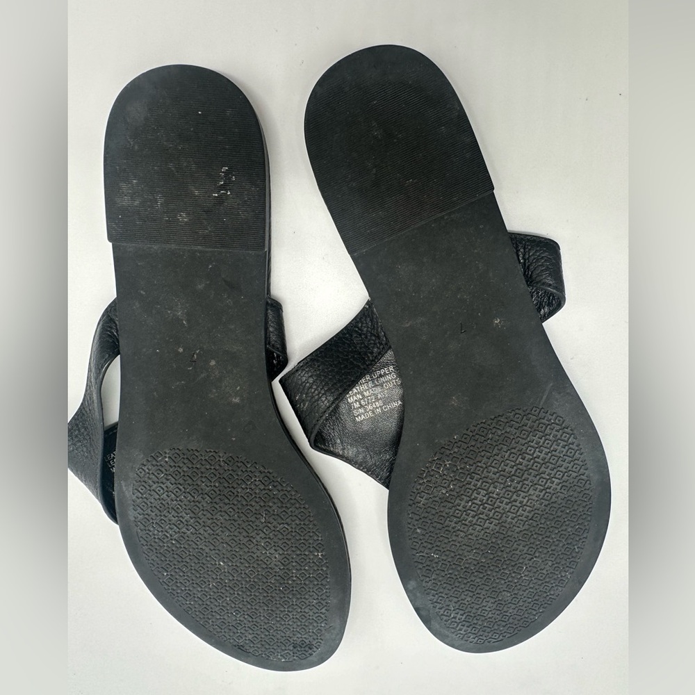 Tory Burch Black Leather Thong Sandals with Gold Emblem Logo - Picture 6 of 8